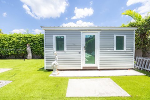 Casa en venta en Hialeah, Florida, 5 dormitorios, 256.78 m2 № 1992791 - foto 27