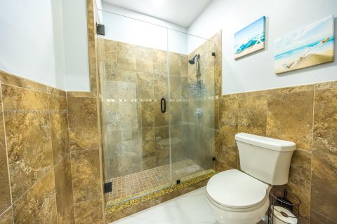 Casa en venta en Hialeah, Florida, 5 dormitorios, 256.78 m2 № 1992791 - foto 29