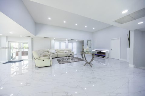 Casa en venta en Hialeah, Florida, 5 dormitorios, 256.78 m2 № 1992791 - foto 22