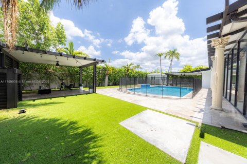Casa en venta en Hialeah, Florida, 5 dormitorios, 256.78 m2 № 1992791 - foto 16