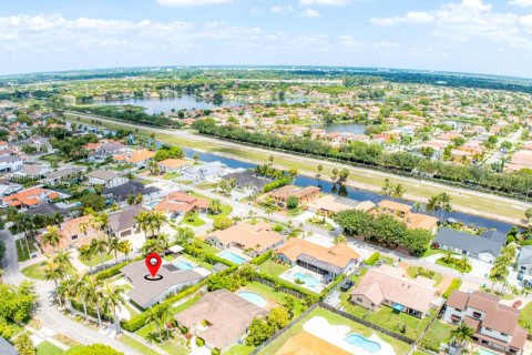 Casa en venta en Hialeah, Florida, 5 dormitorios, 256.78 m2 № 1992791 - foto 7