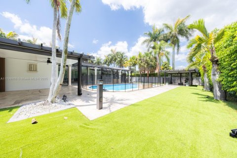 Casa en venta en Hialeah, Florida, 5 dormitorios, 256.78 m2 № 1992791 - foto 17