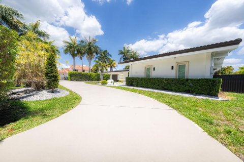 Casa en venta en Hialeah, Florida, 5 dormitorios, 256.78 m2 № 1992791 - foto 14