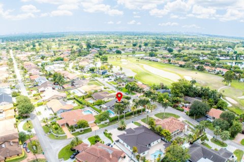 Casa en venta en Hialeah, Florida, 5 dormitorios, 256.78 m2 № 1992791 - foto 9