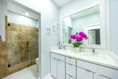 Casa en venta en Hialeah, Florida, 5 dormitorios, 256.78 m2 № 1992791 - foto 28