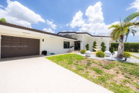 Casa en venta en Hialeah, Florida, 5 dormitorios, 256.78 m2 № 1992791 - foto 15