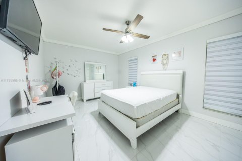 Casa en venta en Hialeah, Florida, 5 dormitorios, 256.78 m2 № 1992791 - foto 30