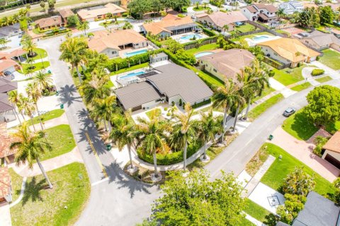 Casa en venta en Hialeah, Florida, 5 dormitorios, 256.78 m2 № 1992791 - foto 1