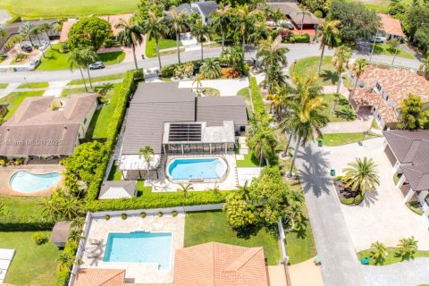 Casa en venta en Hialeah, Florida, 5 dormitorios, 256.78 m2 № 1992791 - foto 4