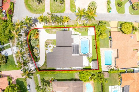 Casa en venta en Hialeah, Florida, 5 dormitorios, 256.78 m2 № 1992791 - foto 6