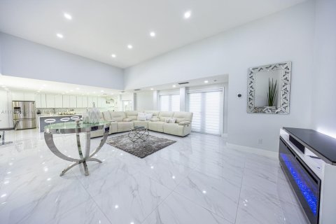 Casa en venta en Hialeah, Florida, 5 dormitorios, 256.78 m2 № 1992791 - foto 23