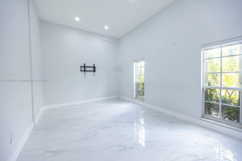 Casa en venta en Hialeah, Florida, 5 dormitorios, 256.78 m2 № 1992791 - foto 20