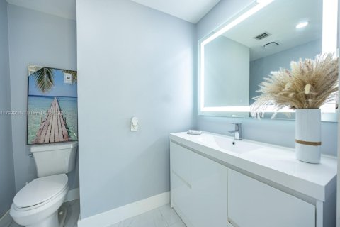Casa en venta en Hialeah, Florida, 5 dormitorios, 256.78 m2 № 1992791 - foto 21