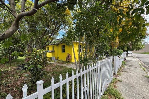 Commercial property in Miami, Florida 7 bedrooms, 208.47 sq.m. № 1825147 - photo 25