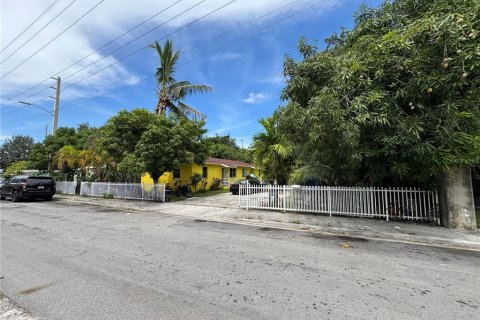 Commercial property in Miami, Florida 7 bedrooms, 208.47 sq.m. № 1825147 - photo 1