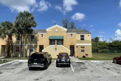Condominio en alquiler en Lauderhill, Florida, 2 dormitorios, 79.43 m2 № 1972399 - foto 1