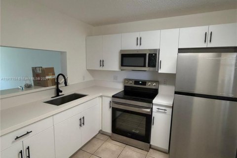 Condominio en alquiler en Lauderhill, Florida, 2 dormitorios, 79.43 m2 № 1972399 - foto 2