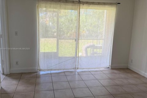 Condominio en alquiler en Lauderhill, Florida, 2 dormitorios, 79.43 m2 № 1972399 - foto 3