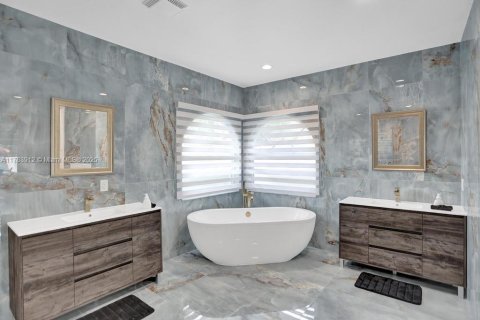 Villa ou maison à louer à Davie, Floride: 9 chambres, 462.56 m2 № 1861072 - photo 25