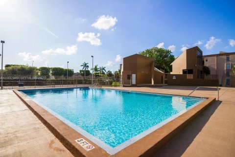 Снять в аренду кондоминиум в Майами, Флорида 1 спальня, 78.87м2, № 1991784 - фото 2