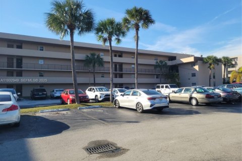 Снять в аренду кондоминиум в Майами, Флорида 1 спальня, 78.87м2, № 1991784 - фото 1