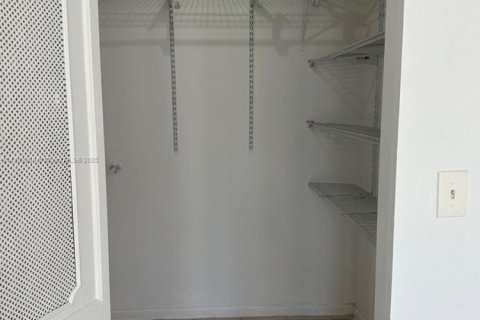 Condominio en venta en Sunny Isles Beach, Florida, 1 dormitorio, 59.46 m2 № 1977517 - foto 17