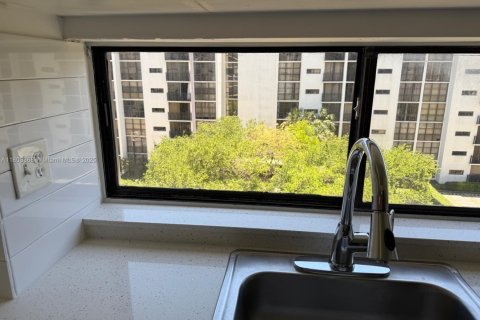 Condominio en venta en Sunny Isles Beach, Florida, 1 dormitorio, 59.46 m2 № 1977517 - foto 12