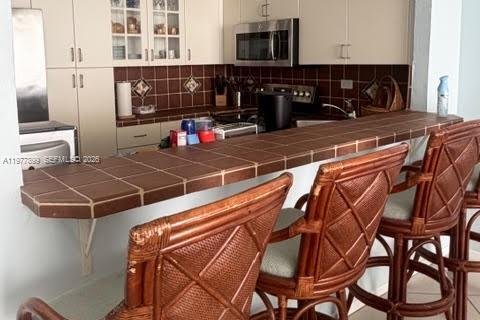 Condo in Miami Beach, Florida, 2 bedrooms  № 2048461 - photo 9