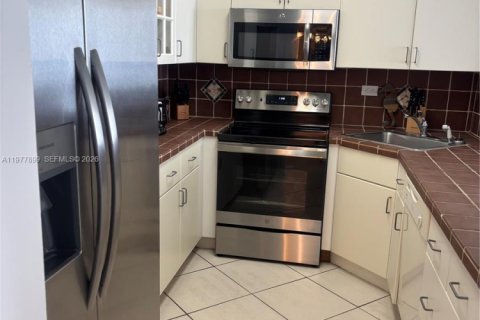 Condo in Miami Beach, Florida, 2 bedrooms  № 2048461 - photo 10