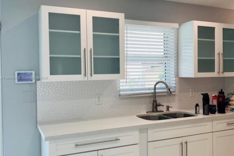 Villa ou maison à vendre à Miami, Floride: 4 chambres, 115.94 m2 № 1949974 - photo 11