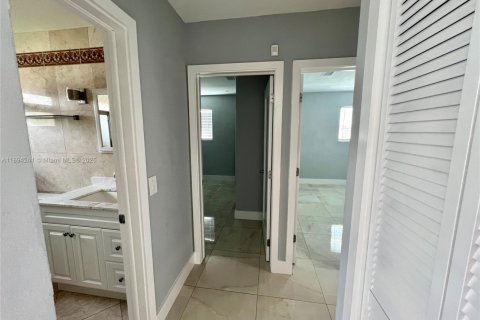 Villa ou maison à vendre à Miami, Floride: 4 chambres, 115.94 m2 № 1949974 - photo 18