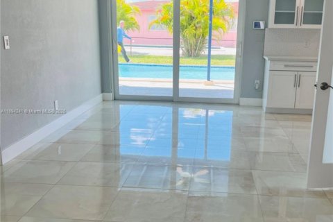 Villa ou maison à vendre à Miami, Floride: 4 chambres, 115.94 m2 № 1949974 - photo 3