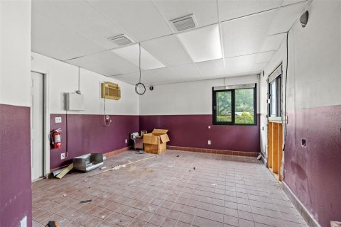 Propiedad comercial en venta en Zephyrhills, Florida, 169.45 m2 № 2310529 - foto 16