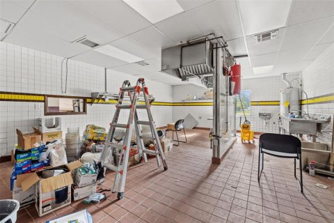 Propiedad comercial en venta en Zephyrhills, Florida, 169.45 m2 № 2310529 - foto 18