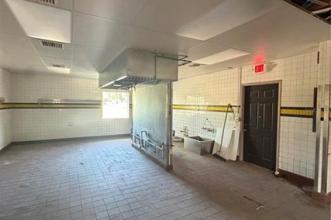 Propiedad comercial en venta en Zephyrhills, Florida, 169.45 m2 № 2310529 - foto 22