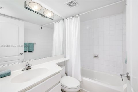 Condo in Miami Beach, Florida, 2 bedrooms  № 1971154 - photo 20