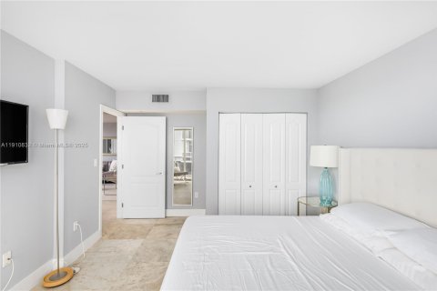 Condo in Miami Beach, Florida, 2 bedrooms  № 1971154 - photo 19