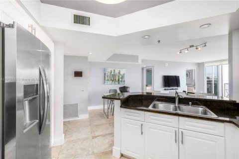 Condo in Miami Beach, Florida, 2 bedrooms  № 1971154 - photo 11
