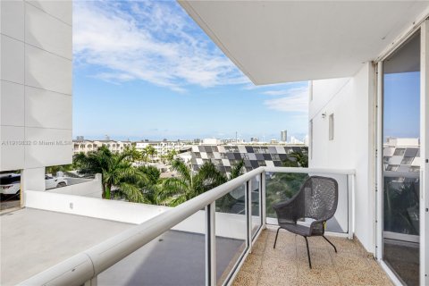 Condo in Miami Beach, Florida, 2 bedrooms  № 1971154 - photo 25