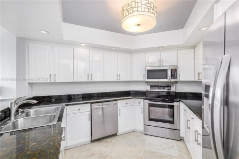 Condo in Miami Beach, Florida, 2 bedrooms  № 1971154 - photo 10