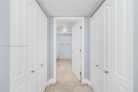 Condo in Miami Beach, Florida, 2 bedrooms  № 1971154 - photo 24