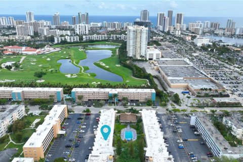 Condo in Hallandale Beach, Florida, 1 bedroom  № 1867966 - photo 1