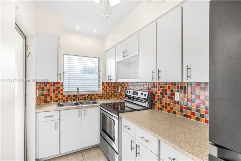 Condo in Hallandale Beach, Florida, 1 bedroom  № 1867966 - photo 13