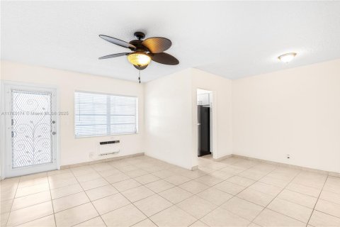 Condo in Hallandale Beach, Florida, 1 bedroom  № 1867966 - photo 10