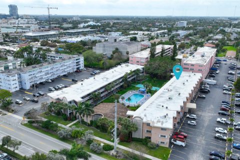 Condo in Hallandale Beach, Florida, 1 bedroom  № 1867966 - photo 17