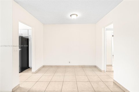 Condo in Hallandale Beach, Florida, 1 bedroom  № 1867966 - photo 11