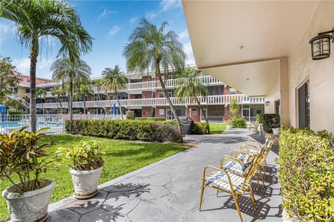 Condo in Hallandale Beach, Florida, 1 bedroom  № 1867966 - photo 15