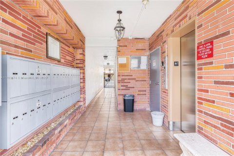 Condo in Hallandale Beach, Florida, 1 bedroom  № 1867966 - photo 3