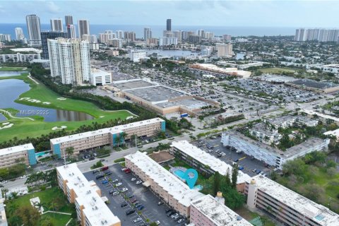 Condo in Hallandale Beach, Florida, 1 bedroom  № 1867966 - photo 19