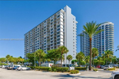 Appartement à louer à North Bay Village, Floride: 1 chambre, 87.33 m2 № 2078960 - photo 2